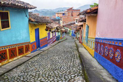 A pesar de su pequeño tamaño (8.000 habitantes), Guatapé tiene mucho que ofrecer. Su centro histórico está formado por calles empedradas y casas bajas pintadas de colores. La particularidad de estas viviendas son sus zócalos que muestran todo tipo de figuras, desde profesiones (campesinos, camareros) a intereses de sus moradores (animales, plantas, restaurantes). Merece la pena pasear por sus aceras deteniéndose en cada zócalo. Además, el pueblo se encuentra al lado del Peñón de Guatapé, un peñasco de escarpada subida (650 escaleras) desde donde se contempla un majestuoso lago adornado con islotes verdes.