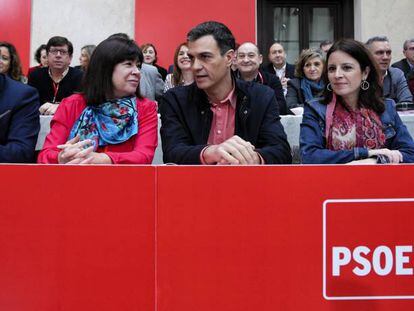 Pedro S&aacute;nchez, rodeado de los miembros de su ejecutiva durante el Comit&eacute; Federal de PSOE celebrado en Aranjuez (Madrid)