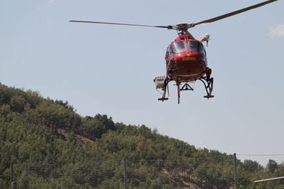 Un helicóptero sobrevuela la localidad de Cercedilla, cerca del campo de fútbol, durante del dispositivo de búsqueda de la exesquiadora española Blanca Fernández Ochoa, el 3 de agosto de 2019.