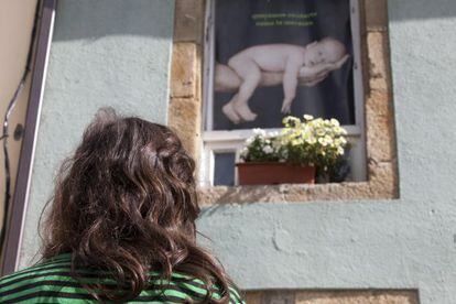 Una de las madres denunciantes del 'caso Bebé', en una calle de Lugo en junio de 2013.