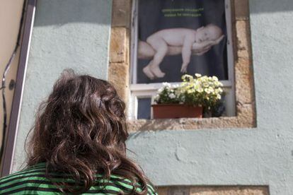 Una de las madres denunciantes del &#039;caso Beb&eacute;&#039;, en una calle de Lugo en junio de 2013.