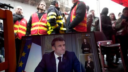 Trabajadores sanitarios en huelga observan la entrevista por televisión al presidente francés, Emmanuel Macron, en Issy-les-Moulineaux, en las afueras de París, este miércoles.