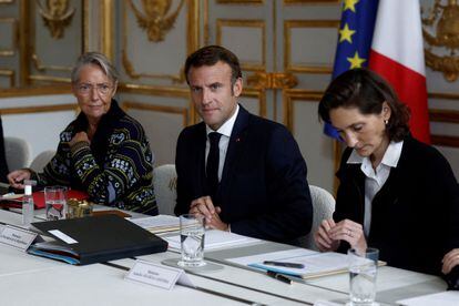 El presidente de Francia, Emmanuel Macron, en el centro, rodeado de la primera ministra, Elisabeth Borne, y de la ministra de Deportes, Amélie Oudéa-Castéra, este jueves en el palacio del Elíseo.
