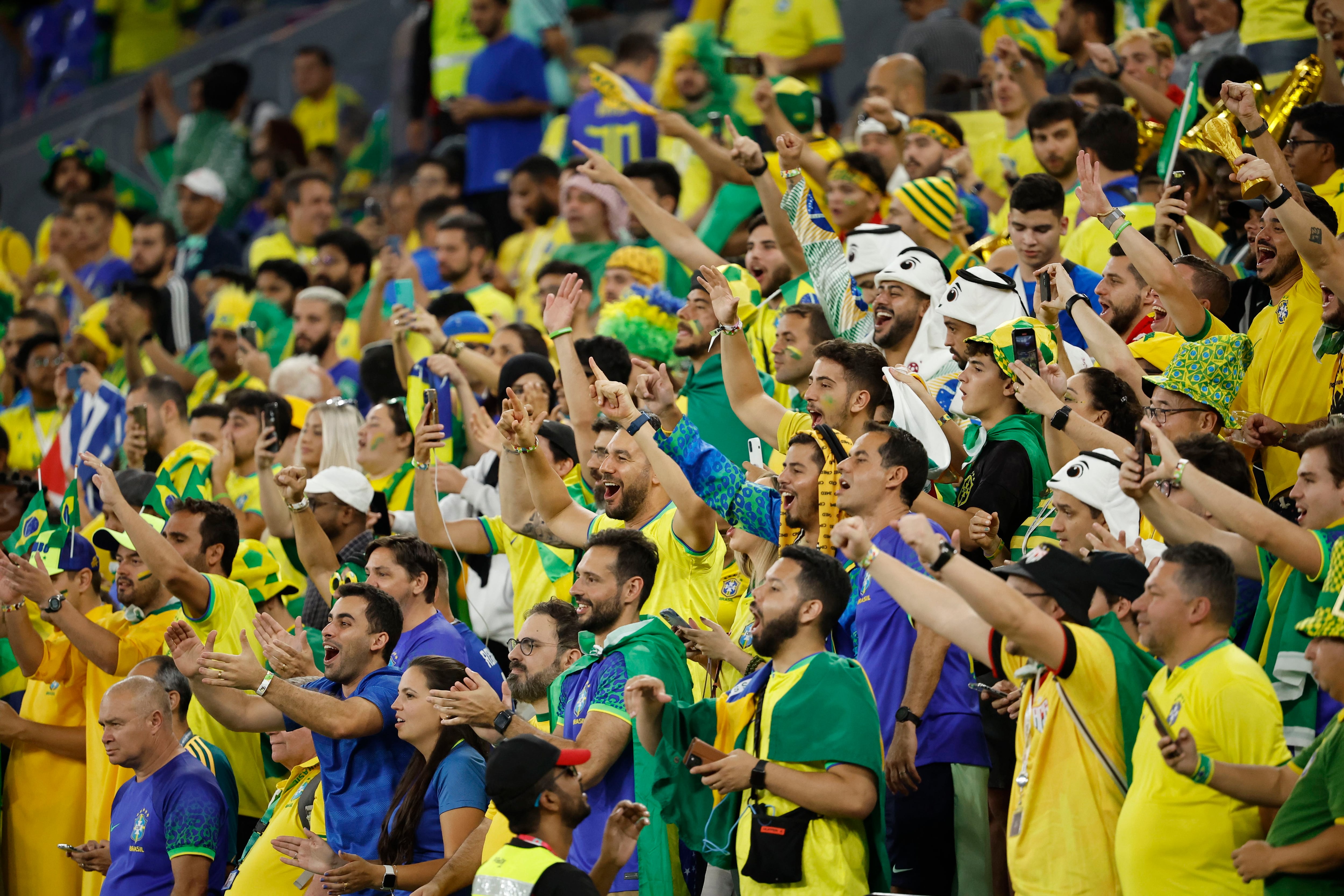 Aficionados de Brasil animan antes del partido.