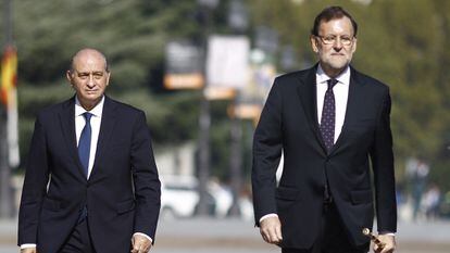 Jorge Fernández Díaz y Mariano Rajoy, entonces ministro del Interior y presidente del Gobierno respectivamente, en un acto en noviembre de 2015.