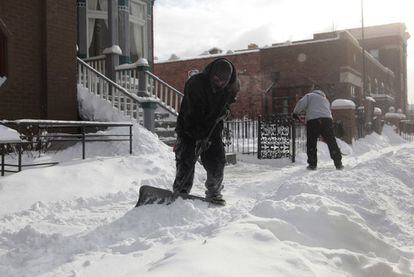 Labores de limpieza de nieve en las calles de Detroit, Michigan
