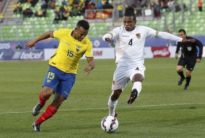 Morales de Bolivia pelea el bal&oacute;n con Qui&ntilde;onez. 