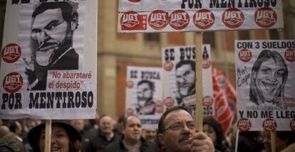Pancartas contra el Gobierno de Mariano Rajoy en la manifestaci&oacute;n en Pamplona contra la reforma laboral.