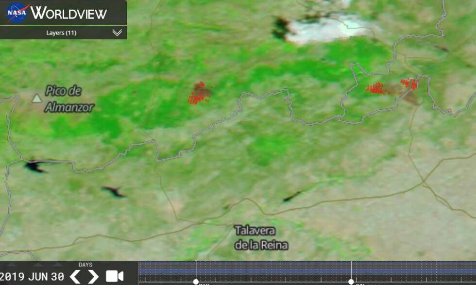 A la derecha y en rojo, los dos focos del fuego desde el sistema de visualización Worldview el 30 de junio. Las manchas blancas de la parte superior son nubes.