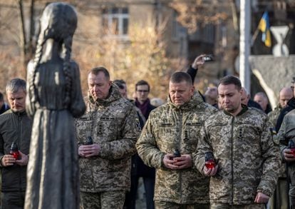 Valeri Zaluzhni (segundo por la derecha), comandante en jefe de las Fuerzas Armadas Ucranias, durante una visita al monumento a las víctimas del Holodomor en Kiev, el 25 de noviembre.
