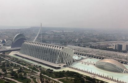 El humo cubre la Ciudad de las Artes de Valencia, el domingo, en una imagen tomada desde la Torre de Francia.