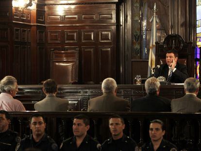 El juez Ariel Lijo durante el juicio a cinco exmilitares en Buenos Aires, en 2007.
