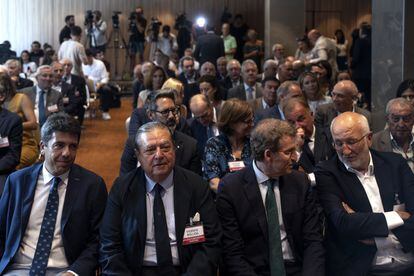De izquierda a derecha, el presidente del PP valenciano, Carlos Mazón; el presidente de AVE, Vicente Boluda, el presidente del PP, Alberto Núñez Feijóo, y el presidente de Mercadona, Juan Roig.