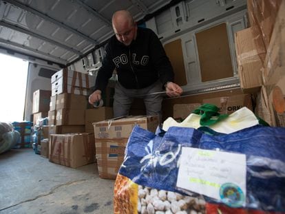 El ucranio Nicolas Bastyutak carga las donaciones en una furgoneta para llevarlas a Ucrania.