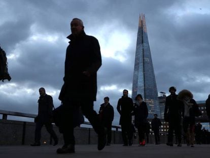 Varias personas caminan ayer por el distrito financiero de Londres. 