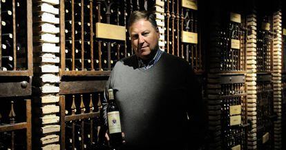 José Luis Heras, en la bodega, con una botella etiquetada para el Papa.