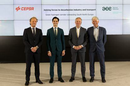 Rob Jetten, ministro de Clima y Energía de Países Bajos y el CEO de Cepsa, Maarten Vestelaar, en el centro, hoy en Madrid.