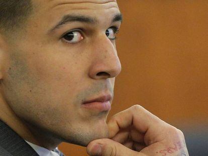 El exjugador de los Patriots Aaron Hernández, durante el juicio celebrado contra él en la Corte Superior en Fall River, Massachusetts