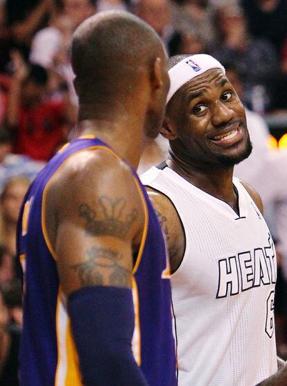 LeBron, junto a Bryant durante el duelo entre los Heat y los Lakers.