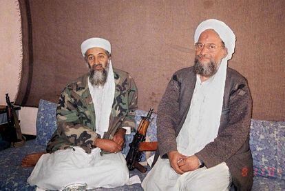 Osama bin Laden (izquierda) y Ayman al Zawahiri reunidos en algún lugar de Afganistán en noviembre de 2001.
