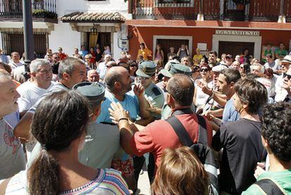 La Guardia Civil media entre los dos grupos enfrentados ayer en Poyales del Hoyo.