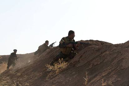 Peshmergas combatiendo en la batalla de Bashiqa, el jueves
