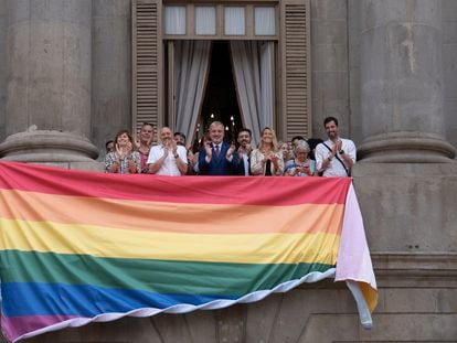 El alcalde de Barcelona, Jaume Collboni, y parte de su equipo, este miércoles tras una bandera LGTBI colocada en el Ayuntamiento.