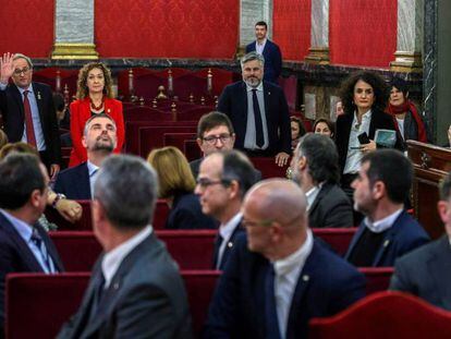 Quim Torra saluda a los acusados del juicio del 'procés'. En primer término, a la derecha, Oriol Junqueras. En vídeo, la estrategia es poner en duda al alto tribunal.