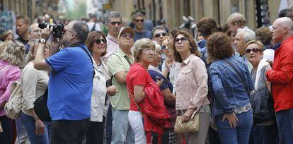 Un grupo de turistas atraviesa la Parte Vieja donostiarra.