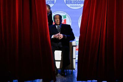 Silvio Berlusconi, líder de Forza Italia, esperaba detrás de unas cortinas su turno en el teatro Manzoni de Milán, en el mitin de cierre de campaña de las elecciones legislativas en Italia, el 23 de septiembre de 2022.
