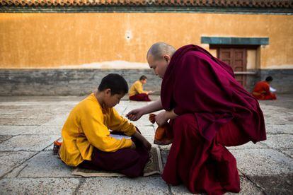 Muchos de los monjes que ahora se hacen cargo de los monasterios pertenecen a la generación millenial, la primera generación en llegar a la mayoría de edad después de décadas de la represión religiosa bajo el sistema soviético eliminó casi todo el clero budista. En la imagen, el monje budista senior, Said Lobsang Rabten, instruye a un joven monje durante una sesión de recitación de oración en el monasterio de Amarbayasgalant en Baruunburen (Mongolia).