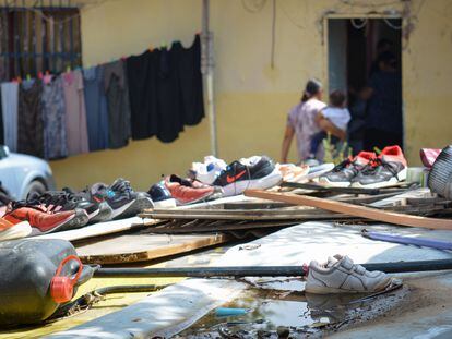 Los vecinos secan los zapatos y mantas, enlodados por las fuertes lluvias.