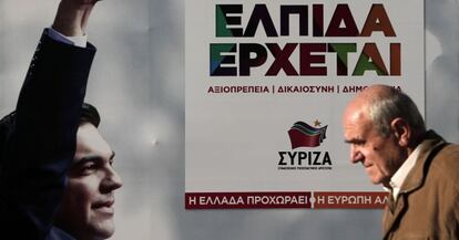 Un hombre pasa al lado de un cartel de la campaña electoral del líder de Syriza Alexis Tsipras.
