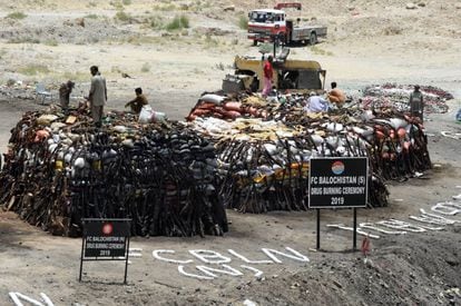 Oficiales paquistaníes se preparan para quemar drogas y alcohol incautado en Quetta (Pakistán).