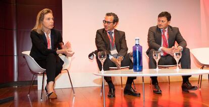 Victoire de Trogoff (Fidelity), &Aacute;lvaro Guzm&aacute;n de L&aacute;zaro (azValor) y Nicolas Walewski (Alken AM), en unas conferencias en Madrid.