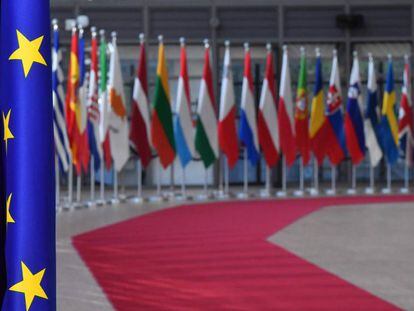 La bandera de la UE, junto a la de los demás países miembros. 