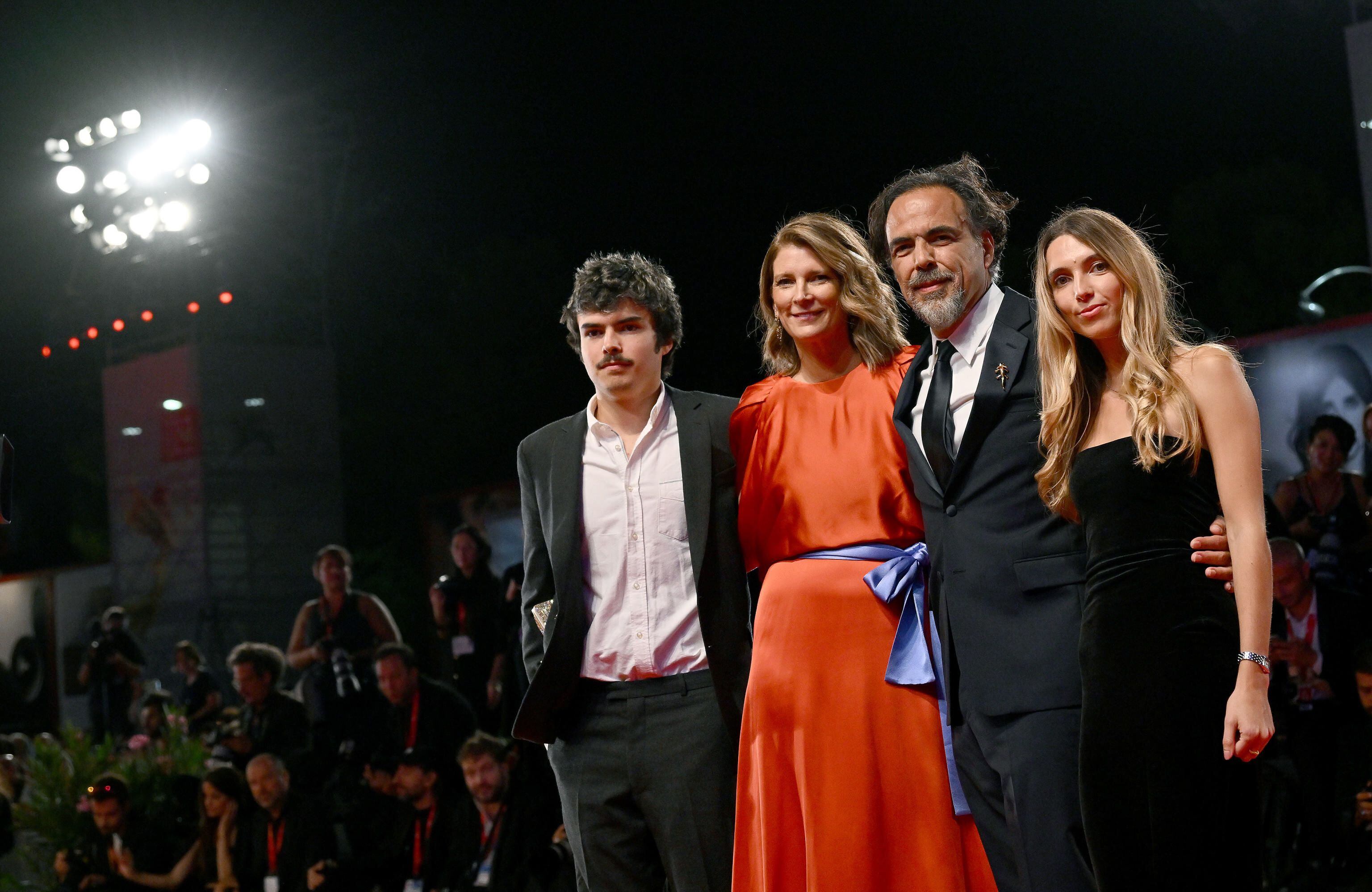 El director mexicano, junto a su esposa, María Eladia Hagerman, su hijo Eliseo y su hija María, en la 'premiere' de 'Bardo' en el festival de cine de Venecia.