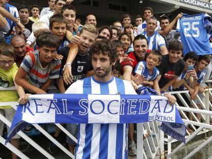 El nuevo jugador de la Real Sociedad, Esteban Granero, rodeado de niños en Zubieta.