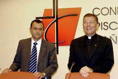 Juan A. Martínez Camino, portavoz de los obispos (derecha), y Fernando Jiménez, vicesecretario de Asuntos Económicos.