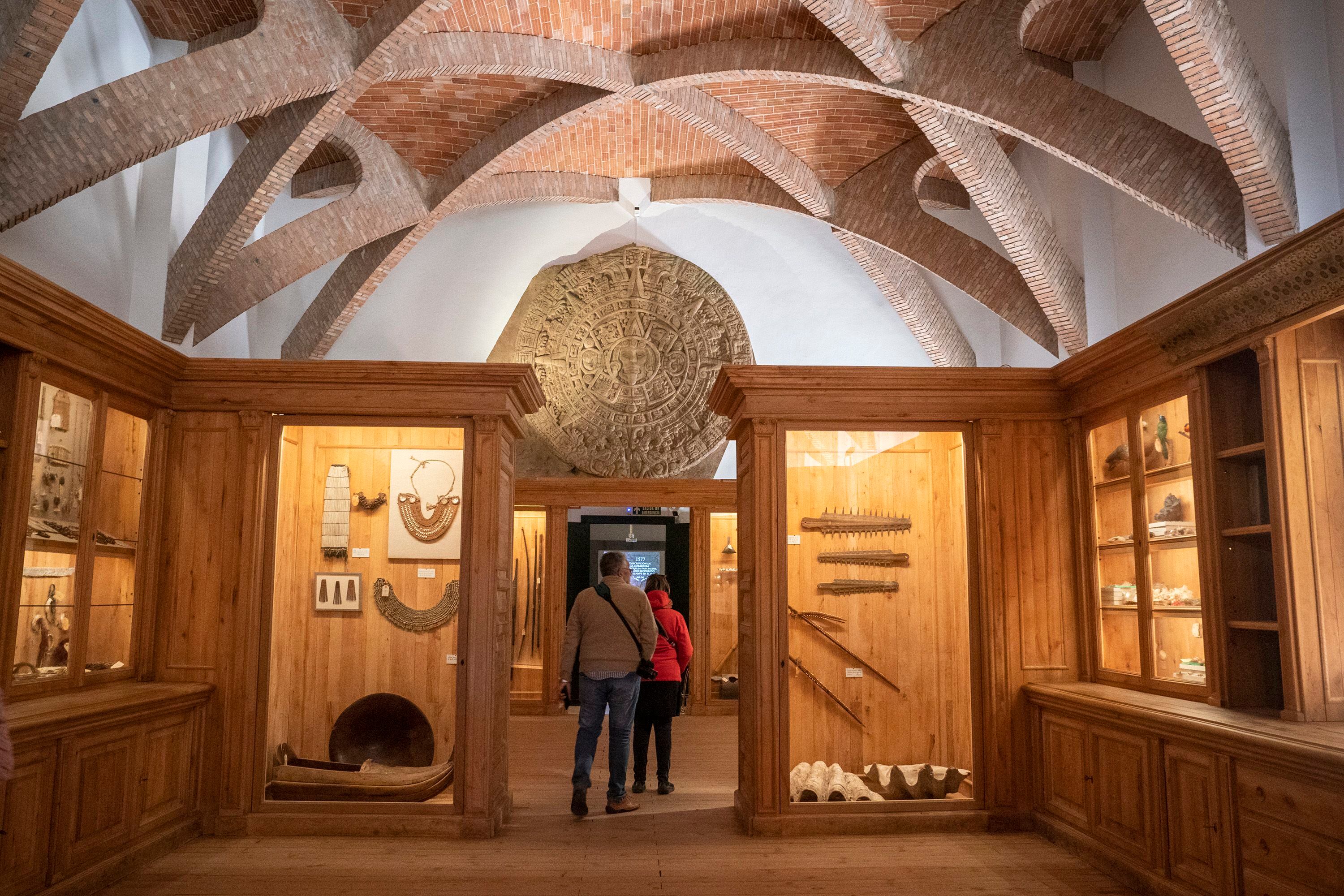 Una pareja visita el Museo de América en Madrid.