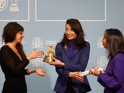 La delegada del Gobierno en la Comunidad de Madrid, Mercedes González, a la derecha, y la ministra de Justicia, Pilar Llop, en el centro, entregan el premio a la corresponsal de género de EL PAÍS, Isabel Valdés, este miércoles.