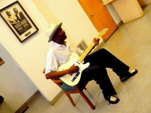 Fernando Jones, descendiente del mítico Willie Dixon, improvisa una sesión de 'blues' en la sede de Chess Records, en Chigago.
