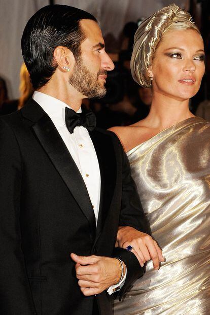 Kate Moss, musa de Marc Jacobs, se atrevió con la versión más chic: el turbante metalizado de seda. Una pieza del diseñador americano que lució en la Gala del MET del año 2009.
