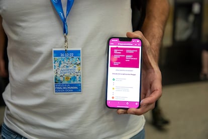 Un seguidor de la selección argentina muestra el estatus del trámite de su tarjeta digital Hayya.