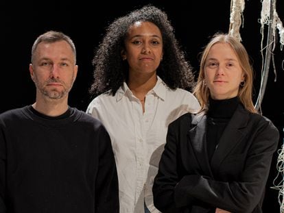 En medio, la artista británica Dominique White y, a los lados, el dúo de comisarios y artistas lituano Pakui Hardaware, compuesto por Ugnius Gelguda y Neringa Cerniauskaite.