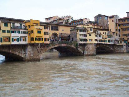 Imagen del Ponte Vecchio con la crecida tras las inundaciones.