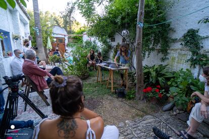 La artista Laila Tafur, en un patio ofreciendo una 'performance' musical.