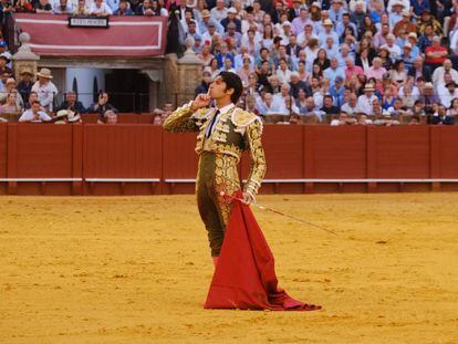 El diestro Cayetano Rivera manda a callar a la banda de música durante el segundo toro de su lote en la Real Maestranza de Sevilla. 