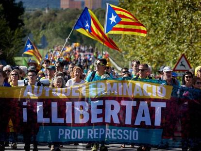 Simpatizantes independentistas caminan por la AP-7 durante el recorrido desde Girona de una de las