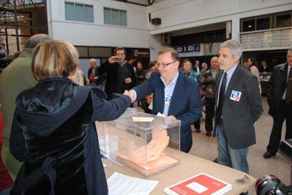 Izquierda Unida espera volver a obtener un diputado por Asturias de la mano de Gaspar Llamazares, quien votó por correo pero ha acompañado al coordinador regional del partido, Jesús Iglesias, a un colegio electoral de Gijón. Foto facilitada por IU.